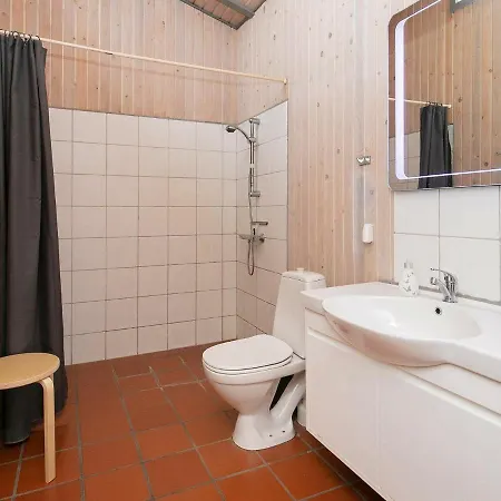 Four-bedroom Holiday In 10 *