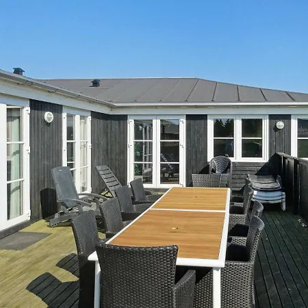 Four-bedroom Holiday In 10 Holiday home